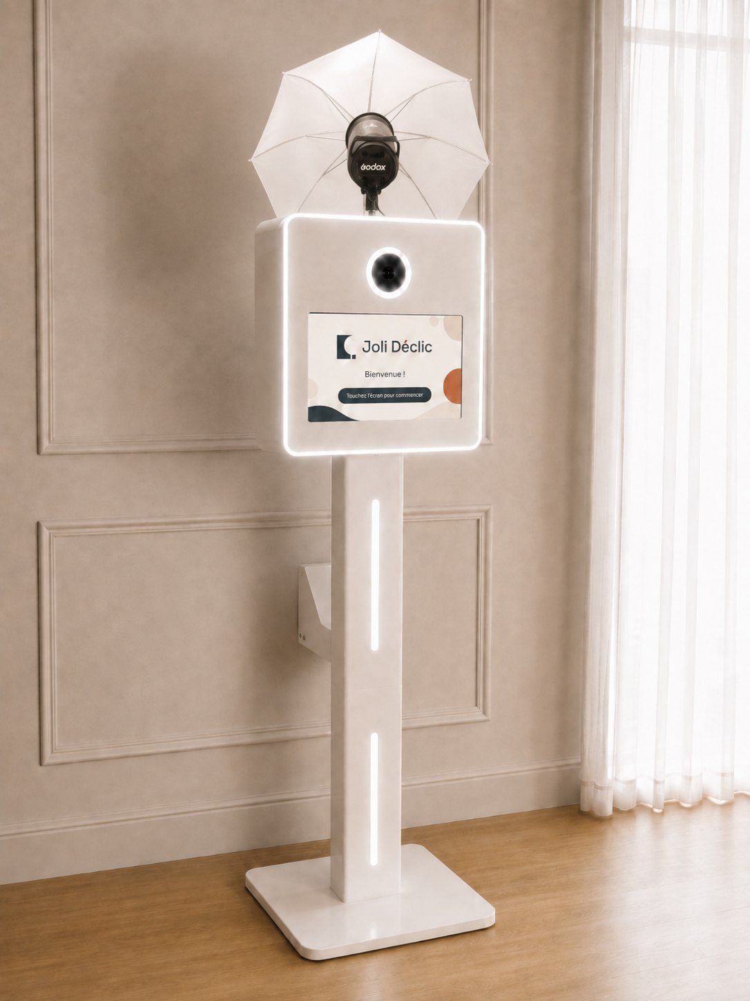 Borne photobooth blanche Joli Déclic dans un intérieur lumineux